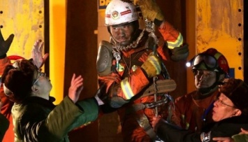 В Китае после двух недель под землей спасли шахтера