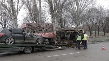 В Днепре на Запорожском шоссе Peugeot влетел в грузовик с дровами: один из прицепов перевернулся на бок