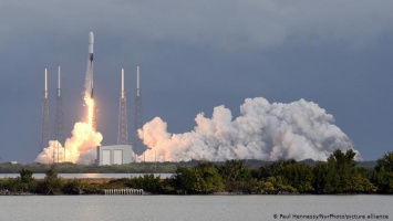 Компания SpaceX вывела на орбиту рекордное число спутников