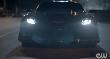 Corvette C7 выходит на улицы Готэм-сити в роли бэтмобиля в сериале Batwoman