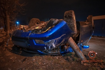 Mazda в Днепре перевернулась после удара в столб (ВИДЕО)