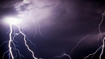Загадочное явление: ученые раскрыли тайну перевернутой молнии (видео)