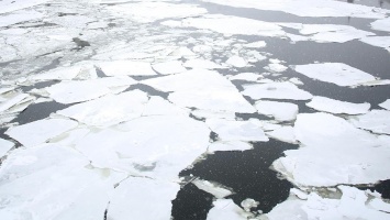 В Черкасской области под лед провалились рыбаки и ребенок