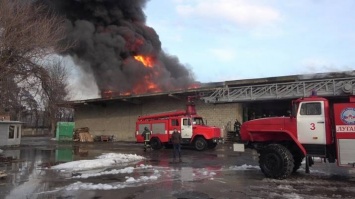 В Луганске полностью сгорел склад горюче-смазочных материалов (фото)