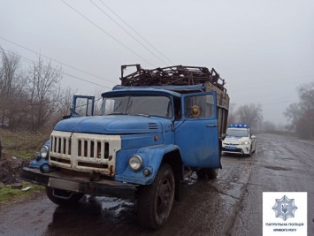 Под Кривым Рогом на трассе патрульная полиция остановила ворованный грузовик с металлоломом, который перевозился нелегально