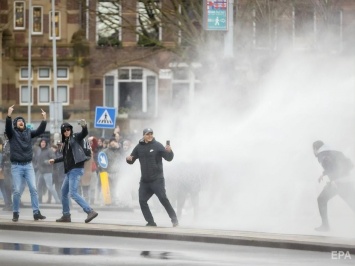 В Нидерландах протестовали против карантина и сожгли центр тестирования COVID-19