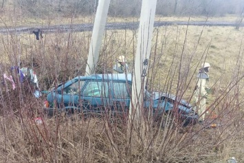 Под Киевом водитель врезался в столб и погиб на месте аварии