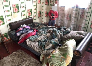 Детей из полуразрушенного дома забрали у матери - ФОТО