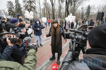 Возле Верховной Рады артисты устроили концерт-митинг (ФОТО)