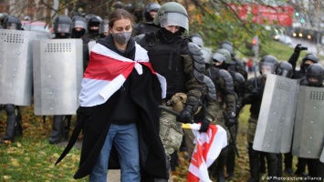Абсурдные приговоры протестующим. Белорусов сажают за надписи и флаги