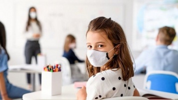 В школах Кривого Рога защитные маски для детей и воду для питья должны покупать родители