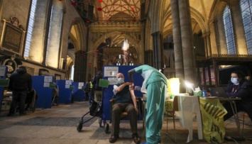 Прививки под органную музыку: собор в Солсбери стал центром COVID-вакцинации