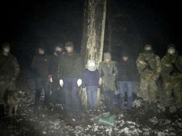 Скрывались в лесу с 9-летним мальчиком: на украинской границе задержали шестерых иранцев