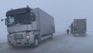 Огромная пробка на трассе Киев-Чоп - спасатели вытаскивали фуры (ВИДЕО)