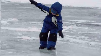 В Киеве на Оболони ребенок провалился под лед