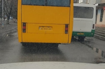 В Павлограде водитель автобуса сначала зажал женщину дверью, а после того, как она упала, переехал ей ногу