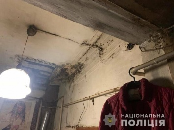 «Лестницы завалены мусором, помещение кишит тараканами и крысами»: в центре Харькова полиция забрала детей из неблагополучной семьи, - ФОТО