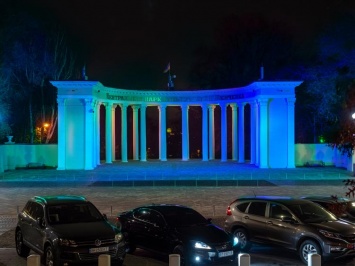 В Днепре создали фантастическую подсветку колоннады парка Шевченко (ФОТО, ВИДЕО)