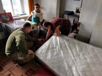 Украинские защитники передали гуманитарную помощь одной из семей на Донбассе