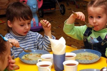 Дошкольников будут кормить родители: что еще меняется в оплате за детсад