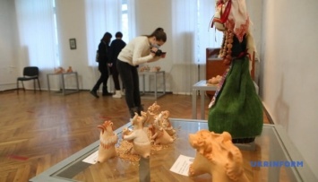 В Харькове открылась выставка художественной керамики «Художественные верлибры»