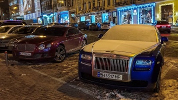 В Киеве на парковке засветились два дорогих автомобиля