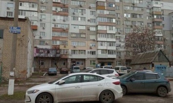 В Запорожской области пьяный мужчина прыгал по припаркованным машинам