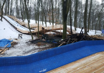 Радикально: в Голосеевском парке сожгли тюбинговую горку, которая не нравилась местным жителям