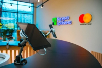 ПриватБанк и Mastercard открыли первое в Украине цифровое банковское отделение (ФОТО)
