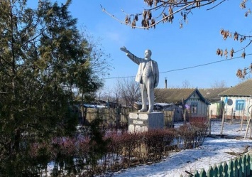 Не без вандализма: в Одесской области свалили последний памятник Ленину