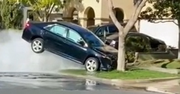 Toyota Camry сбила пожарный гидрант и «зависла» на струе воды