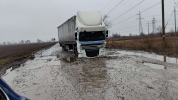 На объездной дороге Никополя DAF застрял колесами в грязи