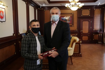 Глава Крыма наградил крымского борца Эмина Сефершаева и его тренера