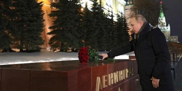 Путин в 77-ю годовщину снятия блокады Ленинграда возложил цветы в Александровском саду