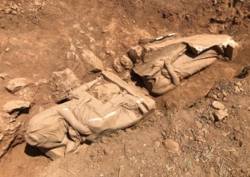 В Греции случайно нашли две статуи возрастом 2300 лет. Фото