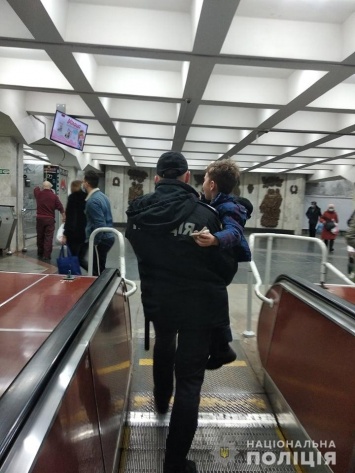 В Харьквовском метро у ребенка застряла рука в эскалаторе