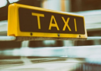 Не вписался: таксист устроил ДТП на парковке и скрылся с места инцидента