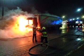 Посреди ночи спасателям пришлось тушить грузовой автомобиль на Кайдакском мосту в Днепре