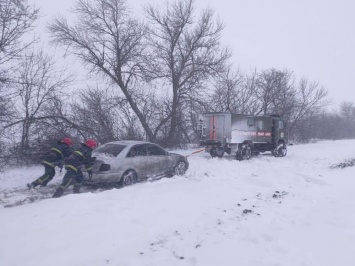 Пробки, гололед и заносы. Как Украину и Киев заметает снегом. Обновляется