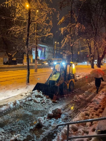 В ночное время одесские коммунальщики продолжают ликвидацию последствий снежной стихии