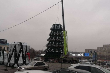 В центре Харькова разбирают елку (фото)