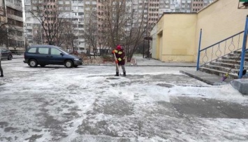 В столице штрафуют предпринимателей за неубранный снег