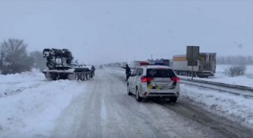 Снежный коллапс: на трассу Киев-Одесса выехали инженерные танки, видео