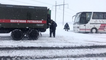 Снегопады в Одесской области: движение по каким дорогам уже разблокировали