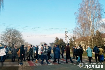 В Черновицкой области участники тарифных протестов перекрыли дорогу автомобилям. Фото