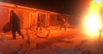 В Сумской области произошел масштабный пожар в гаражном кооперативе (видео)