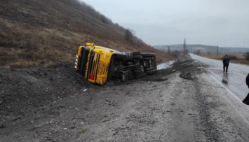 На Луганщине перевернулся грузовик, который вез 26 тонн мазута в Счастье