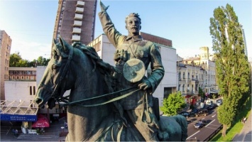Киевляне предложили заменить памятник Щорсу на Петлюру