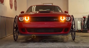 В сети показали эпатажную версию Dodge Challenger Hellcat с колесами, как у кареты (ВИДЕО)