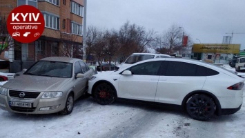 В Киеве Tesla без водителя устроил ДТП, фото